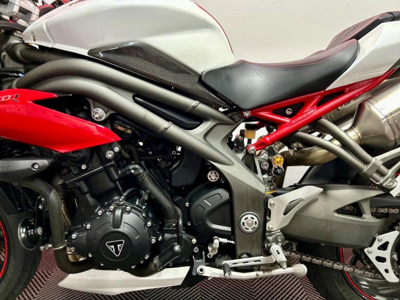 TRIUMPH SPEED TRIPLE 1050