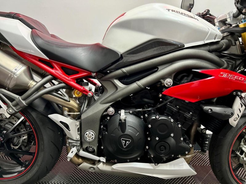 TRIUMPH SPEED TRIPLE 1050
