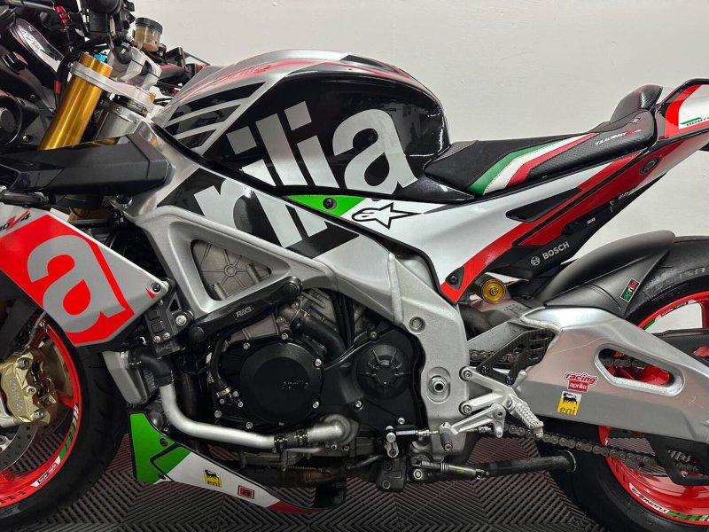 APRILIA Tuono 1100 V4