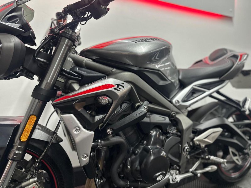 TRIUMPH STREET TRIPLE 765