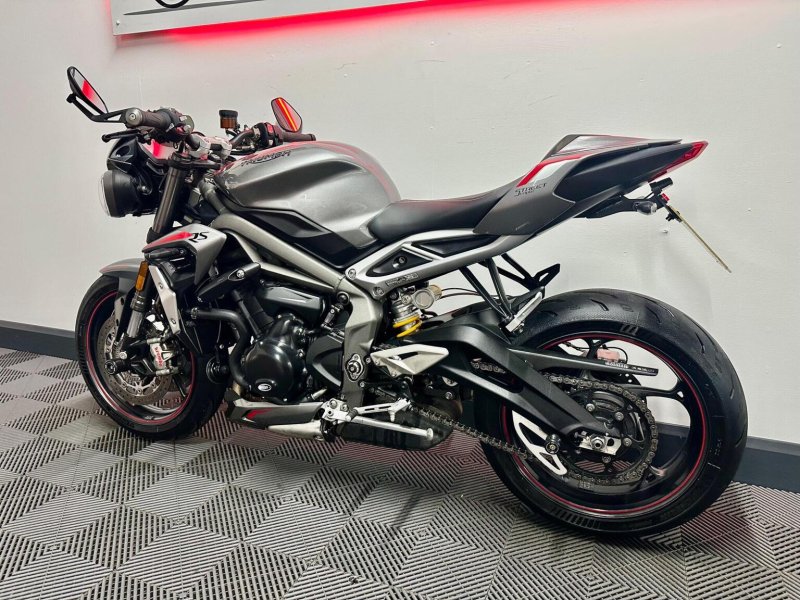 TRIUMPH STREET TRIPLE 765