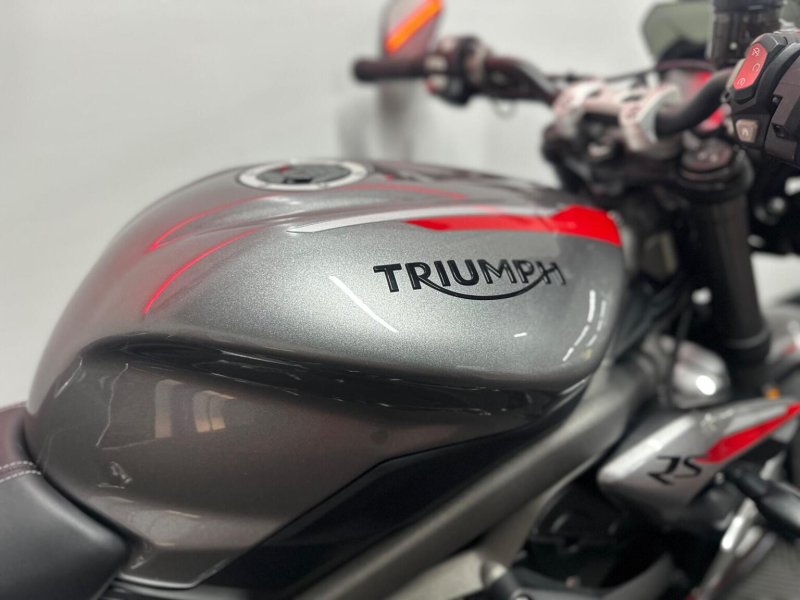 TRIUMPH STREET TRIPLE 765