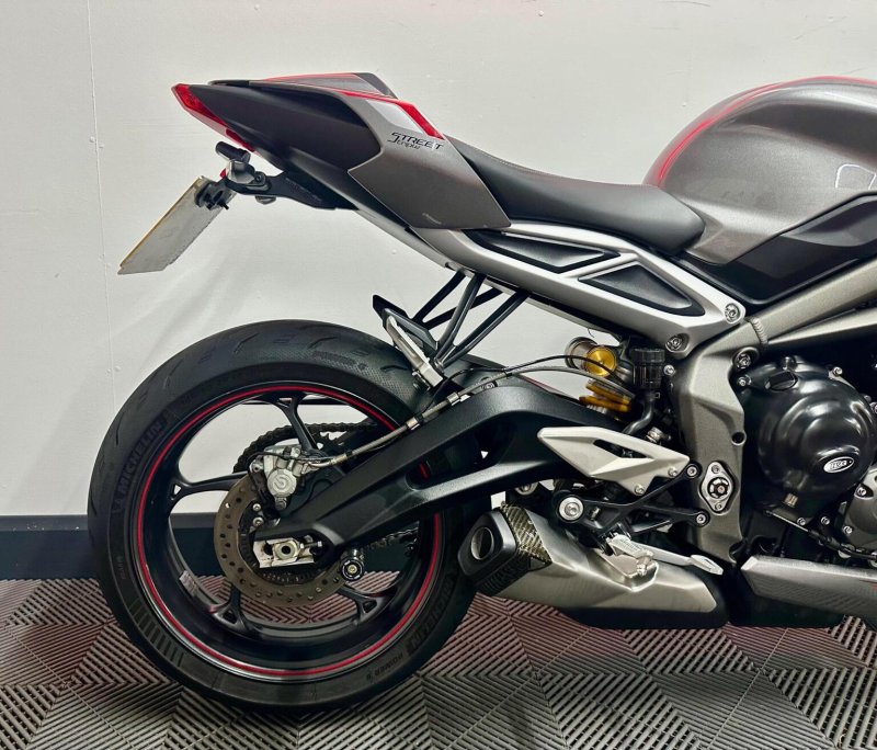TRIUMPH STREET TRIPLE 765