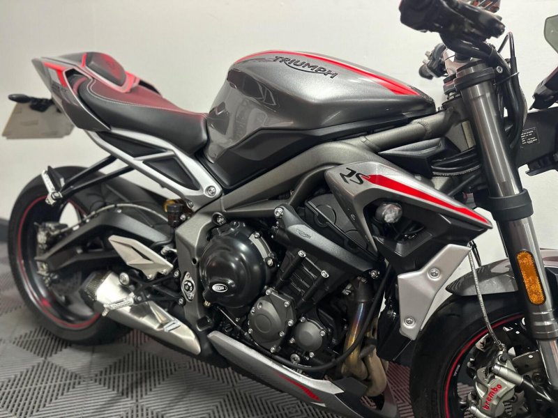 TRIUMPH STREET TRIPLE 765