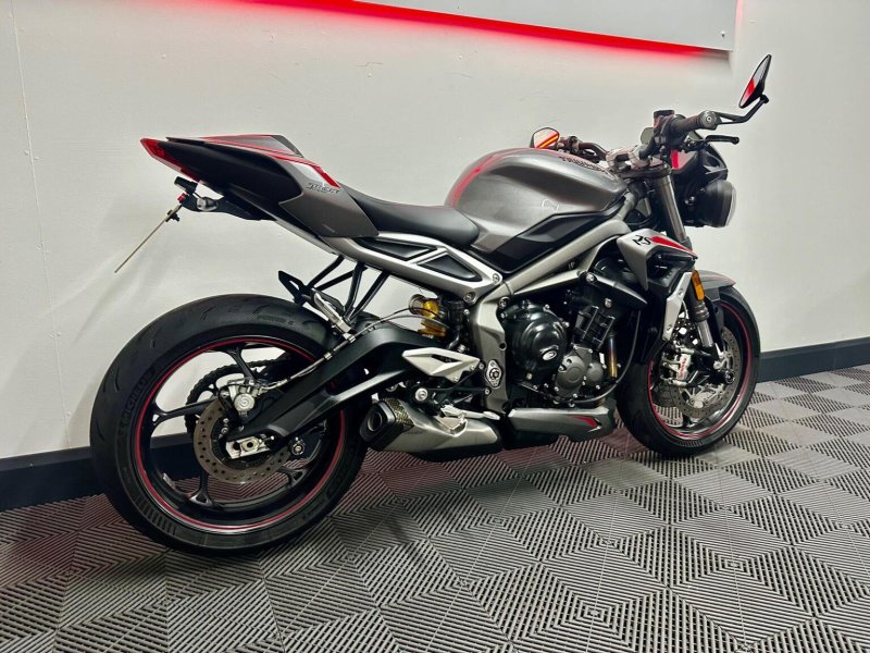 TRIUMPH STREET TRIPLE 765